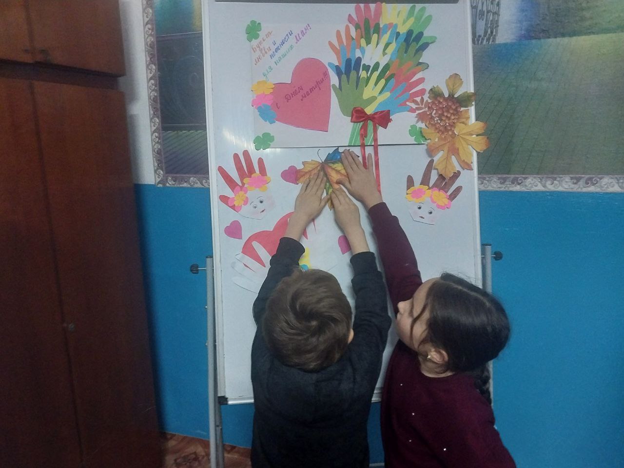 БУКЕТ ЛЮБВИ И НЕЖНОСТИ.. В преддверии самого тёплого праздника — Дня матери — в Дмитриевском СДК для кружковцев царила особая атмосфера. Ребята старательно готовили подарки для своих мам, оформили праздничный плакат «БУКЕТ... БУКЕТ ЛЮБВИ И НЕЖНОСТИ.. В преддверии самого тёплого праздника — Дня матери — в Дмитриевском СДК для кружковцев царила особая атмосфера. Ребята старательно готовили подарки для своих мам, оформили праздничный плакат «БУКЕТ...