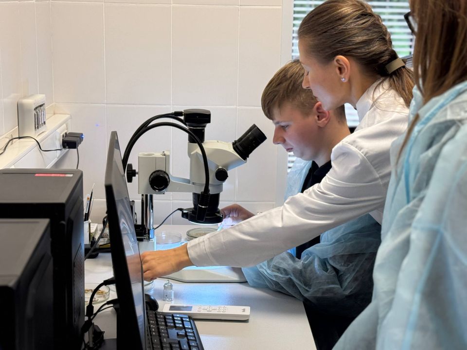 Школьники из Запорожской области посетили лабораторную базу в Крыму Школьники из Запорожской области посетили лабораторную базу в Крыму