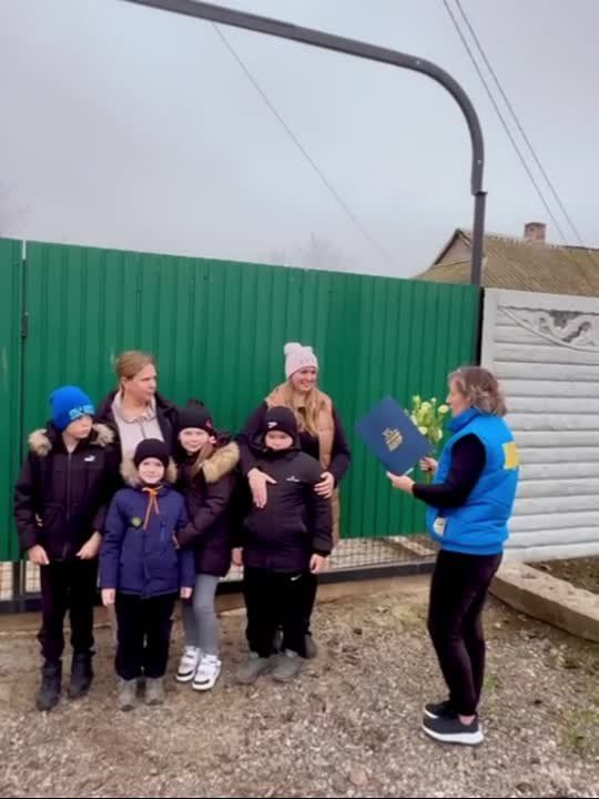 Актив Акимовского местного отделения ЛДПР поздравил женщин с Днём матери, вручив им цветы и благодарственные грамоты