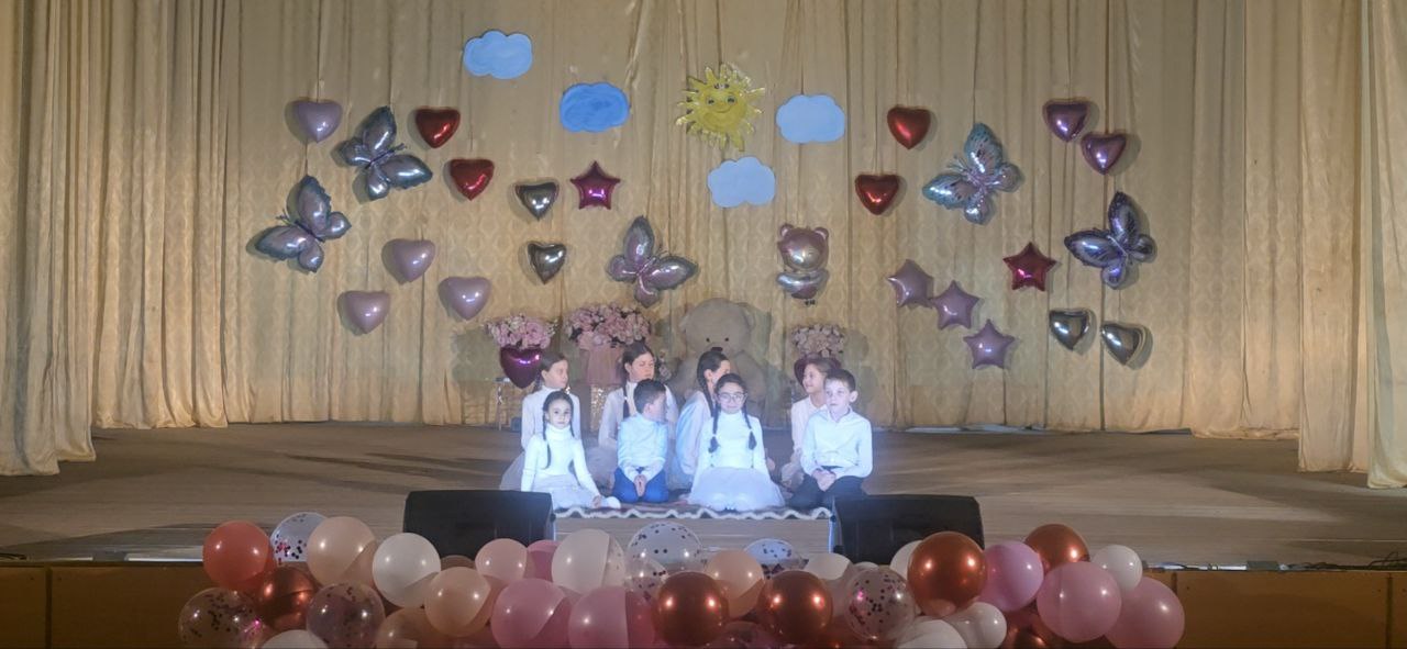 29 ноября в Надеждинском сельском Доме культуры прошёл трогательный праздничный концерт, посвящённый предстоящему Дню матери " Мама первое слово "