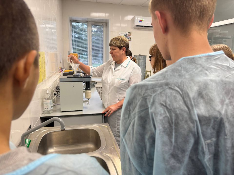 Школьники из Запорожской области посетили лабораторную базу в Крыму Школьники из Запорожской области посетили лабораторную базу в Крыму