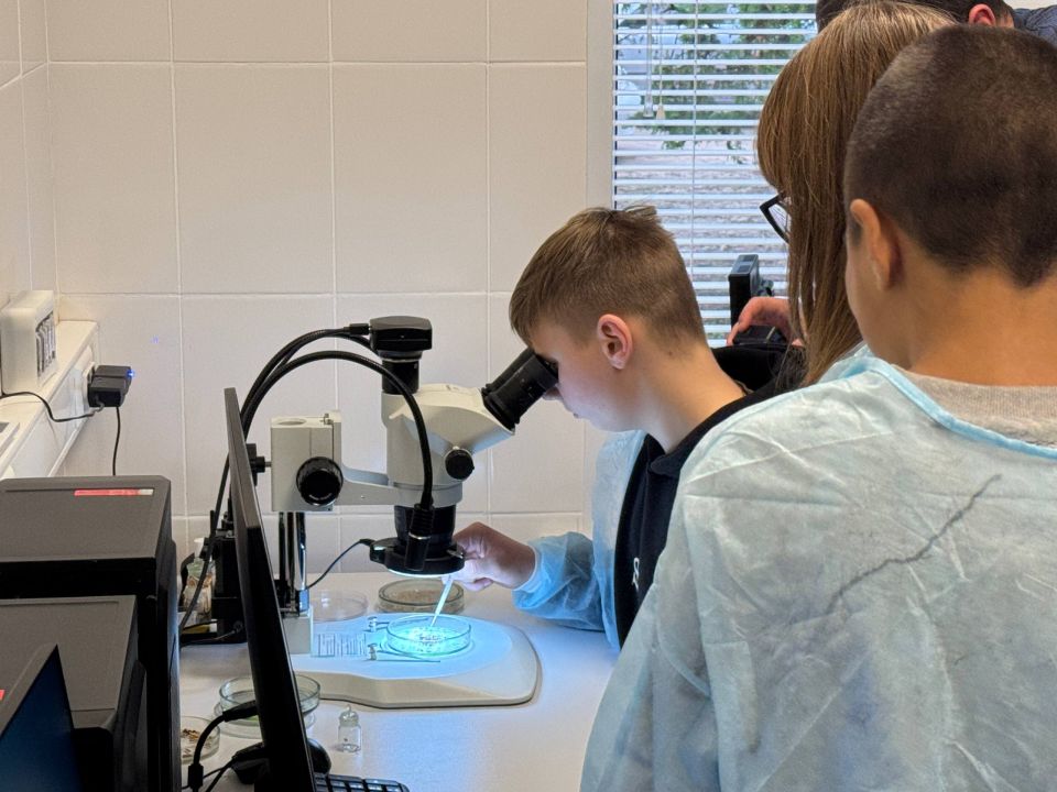 Школьники из Запорожской области посетили лабораторную базу в Крыму Школьники из Запорожской области посетили лабораторную базу в Крыму