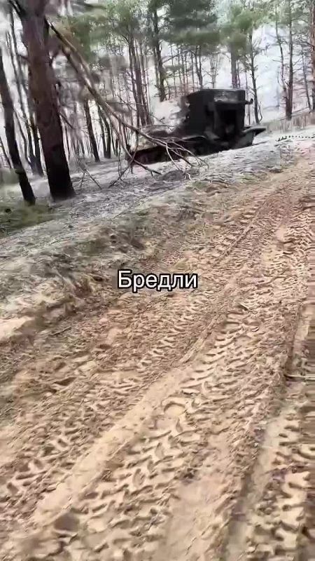 Уничтоженная американская КШМ М577 на базе гусеничного БТР М113 где-то на фронте