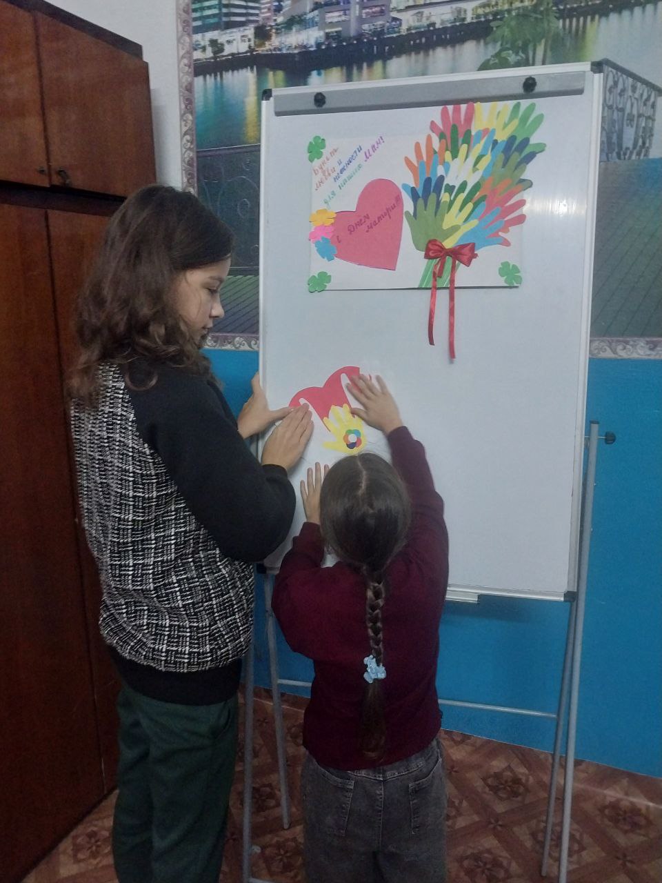 БУКЕТ ЛЮБВИ И НЕЖНОСТИ.. В преддверии самого тёплого праздника — Дня матери — в Дмитриевском СДК для кружковцев царила особая атмосфера. Ребята старательно готовили подарки для своих мам, оформили праздничный плакат «БУКЕТ... БУКЕТ ЛЮБВИ И НЕЖНОСТИ.. В преддверии самого тёплого праздника — Дня матери — в Дмитриевском СДК для кружковцев царила особая атмосфера. Ребята старательно готовили подарки для своих мам, оформили праздничный плакат «БУКЕТ...