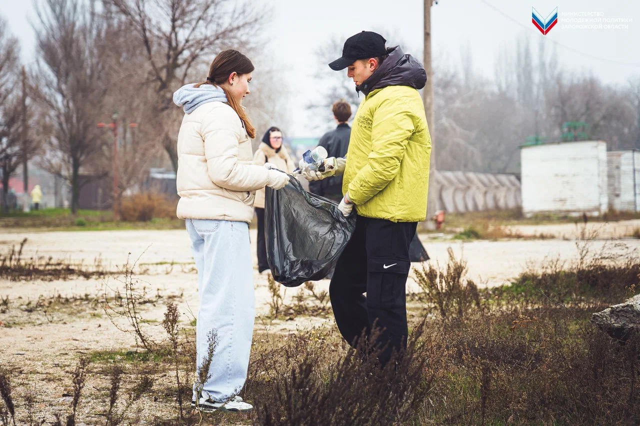 Представители «Экосистемы» и «Арт Юга» провели субботник в Бердянске Представители «Экосистемы» и «Арт Юга» провели субботник в Бердянске