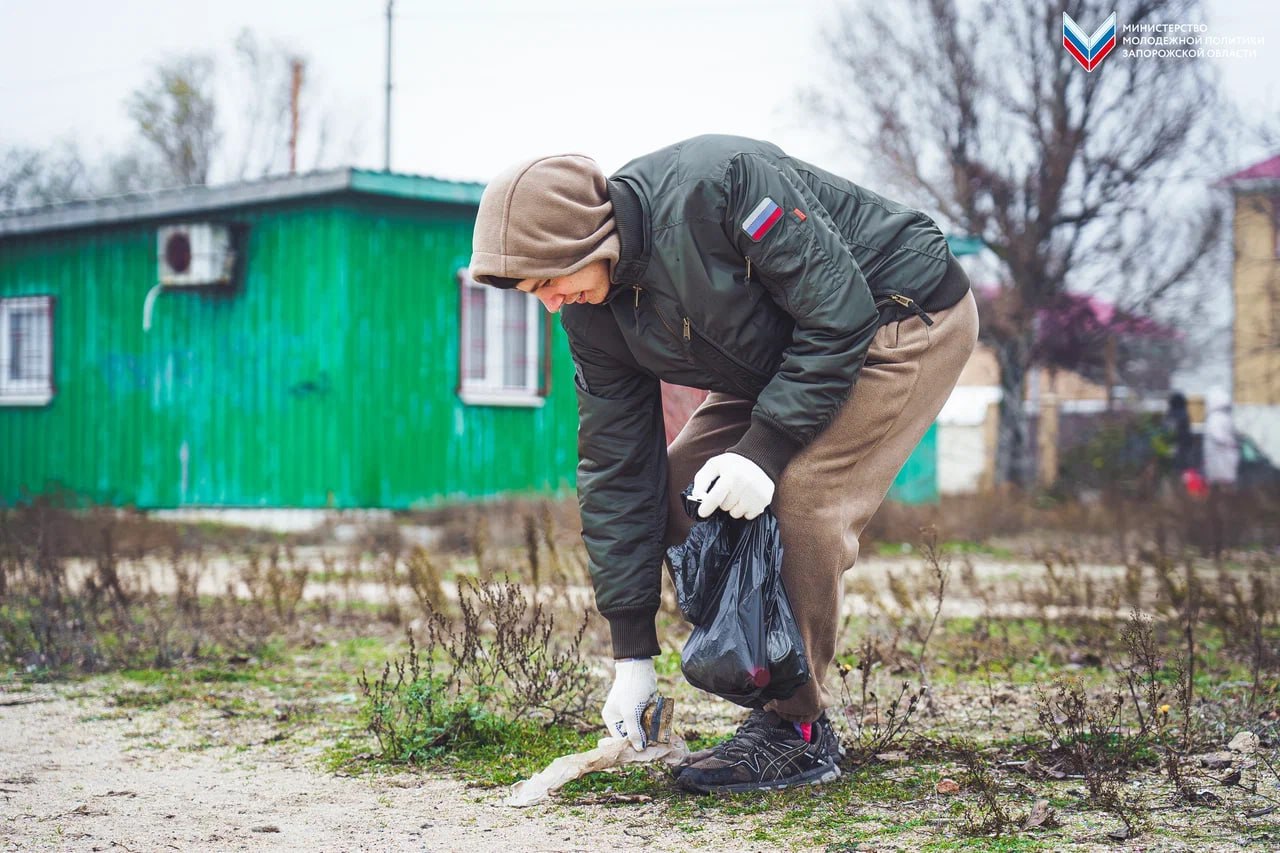 Представители «Экосистемы» и «Арт Юга» провели субботник в Бердянске Представители «Экосистемы» и «Арт Юга» провели субботник в Бердянске