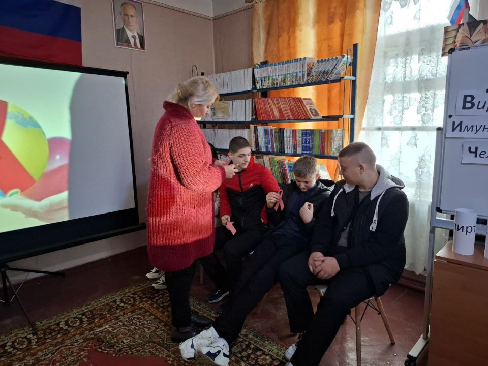 Сегодня в Богдановской сельской библиотеке прошёл информационный час " Я люблю тебя, Жизнь...", приуроченный ко Всемирному дню борьбы со СПИДом Сегодня в Богдановской сельской библиотеке прошёл информационный час " Я люблю тебя, Жизнь...", приуроченный ко Всемирному дню борьбы со СПИДом