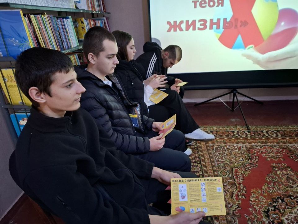 Сегодня в Богдановской сельской библиотеке прошёл информационный час " Я люблю тебя, Жизнь...", приуроченный ко Всемирному дню борьбы со СПИДом Сегодня в Богдановской сельской библиотеке прошёл информационный час " Я люблю тебя, Жизнь...", приуроченный ко Всемирному дню борьбы со СПИДом