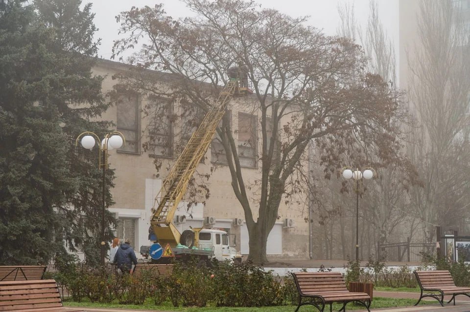 В Мелитополе делают ремонт на площади Победы и украшают город к Новому году