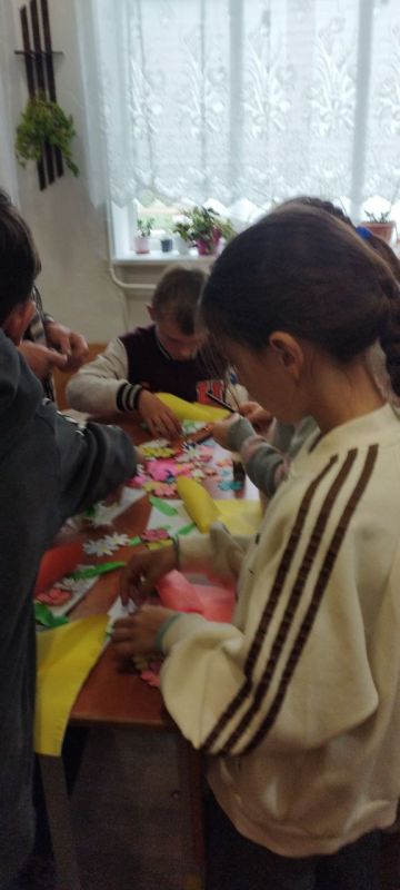 Среди многочисленных праздников, отмечаемых в нашей стране, День матери занимает особое место Среди многочисленных праздников, отмечаемых в нашей стране, День матери занимает особое место