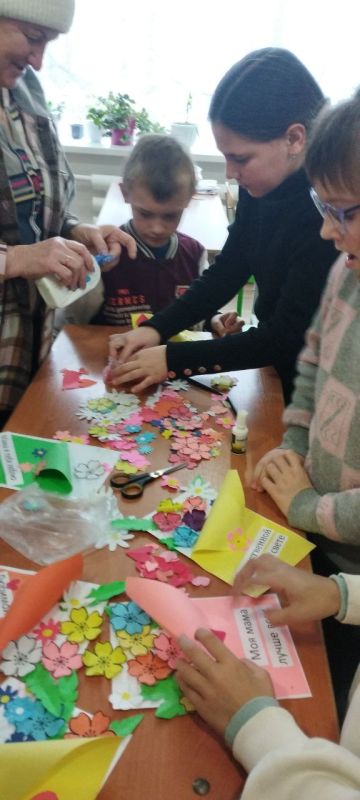 Среди многочисленных праздников, отмечаемых в нашей стране, День матери занимает особое место Среди многочисленных праздников, отмечаемых в нашей стране, День матери занимает особое место