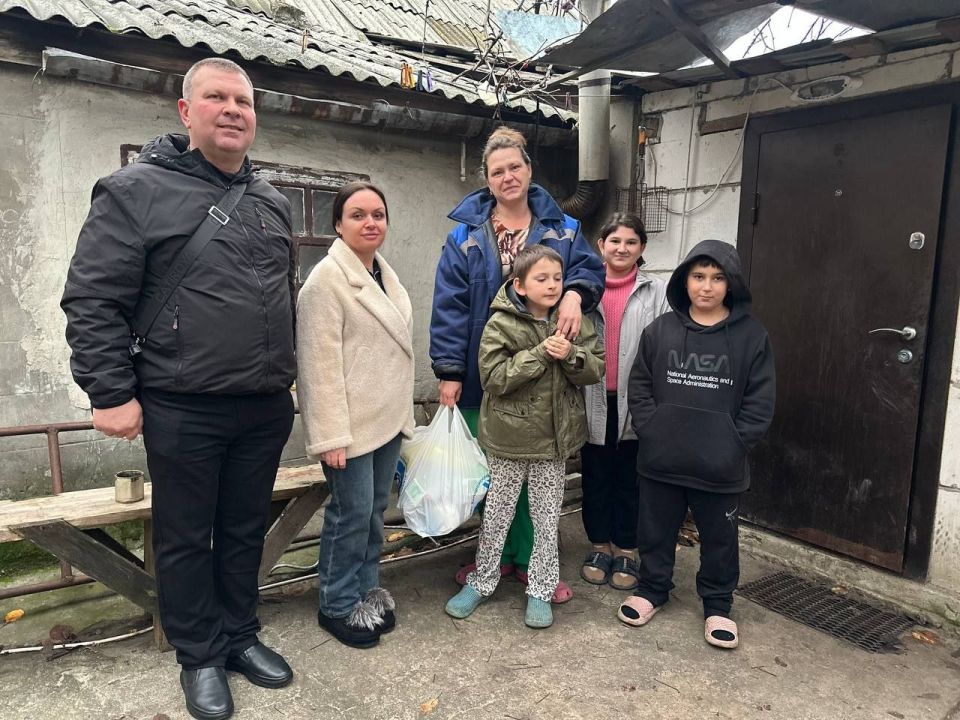 Депутаты «Единой России» в Васильевском районе провели благотворительную акцию ко Дню матери Депутаты «Единой России» в Васильевском районе провели благотворительную акцию ко Дню матери