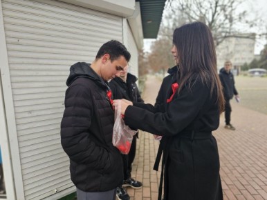 Сотрудники отдела молодежной политики совместно с активистами молодежного движения ЮгМолодой провели уличную акцию, посвященную Международному Дню борьбы со СПИДом