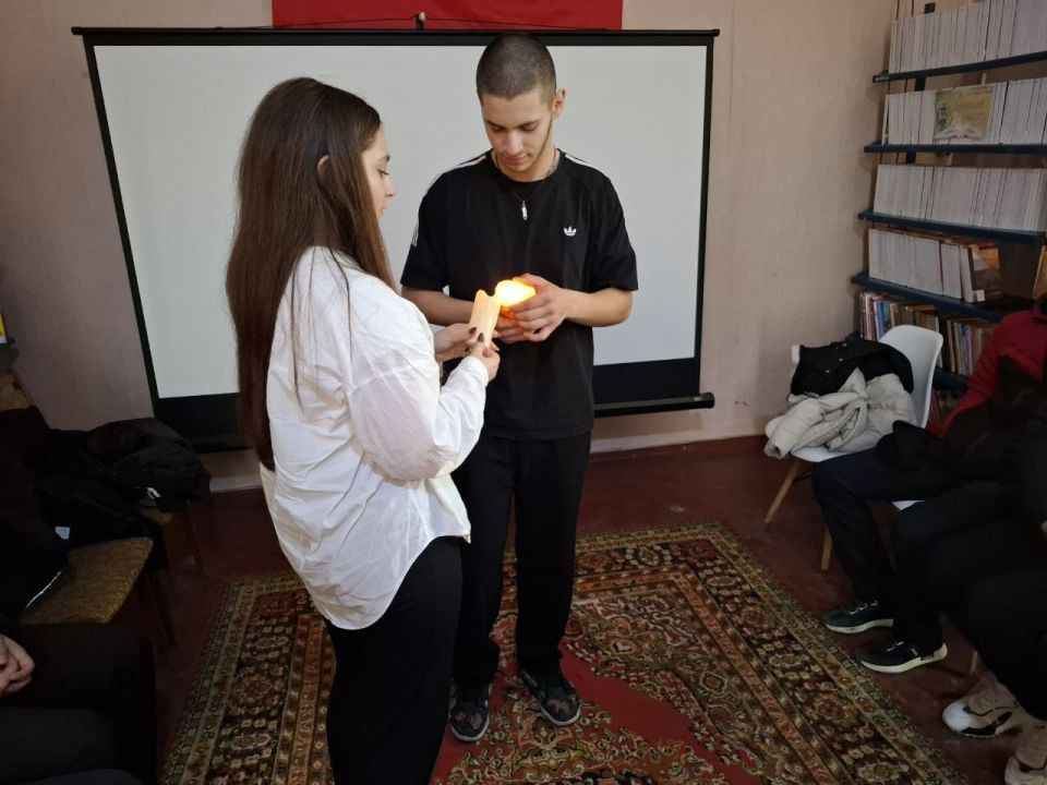 Сегодня в Богдановской сельской библиотеке прошёл информационный час " Я люблю тебя, Жизнь...", приуроченный ко Всемирному дню борьбы со СПИДом Сегодня в Богдановской сельской библиотеке прошёл информационный час " Я люблю тебя, Жизнь...", приуроченный ко Всемирному дню борьбы со СПИДом