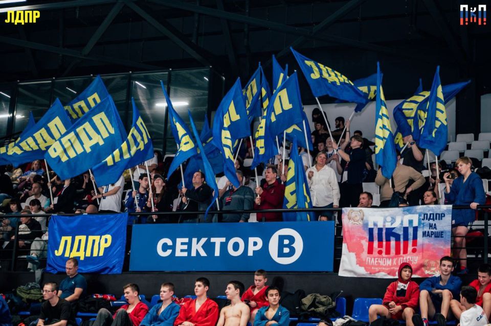 Первый межрегиональный турнир по самбо в Волгограде - при поддержке Благотворительного фонда «Плечом к плечу» партии ЛДПР Первый межрегиональный турнир по самбо в Волгограде - при поддержке Благотворительного фонда «Плечом к плечу» партии ЛДПР