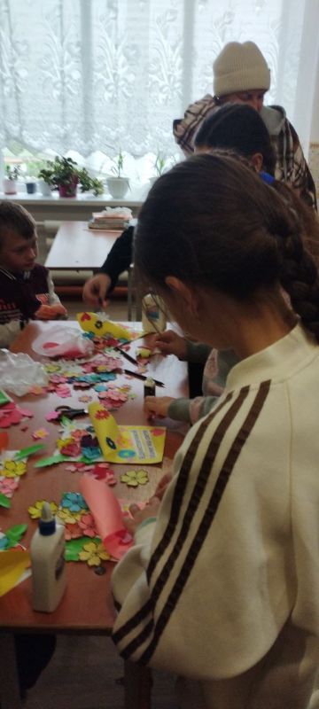 Среди многочисленных праздников, отмечаемых в нашей стране, День матери занимает особое место Среди многочисленных праздников, отмечаемых в нашей стране, День матери занимает особое место