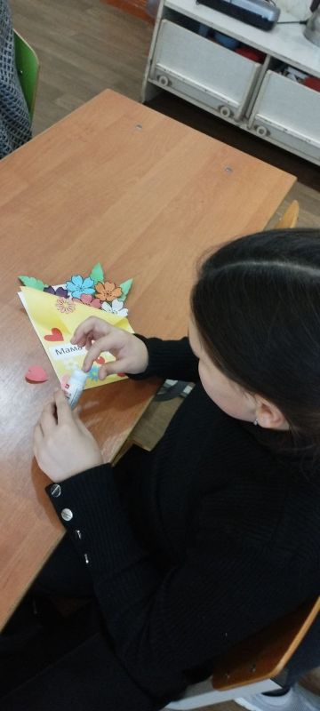 Среди многочисленных праздников, отмечаемых в нашей стране, День матери занимает особое место Среди многочисленных праздников, отмечаемых в нашей стране, День матери занимает особое место