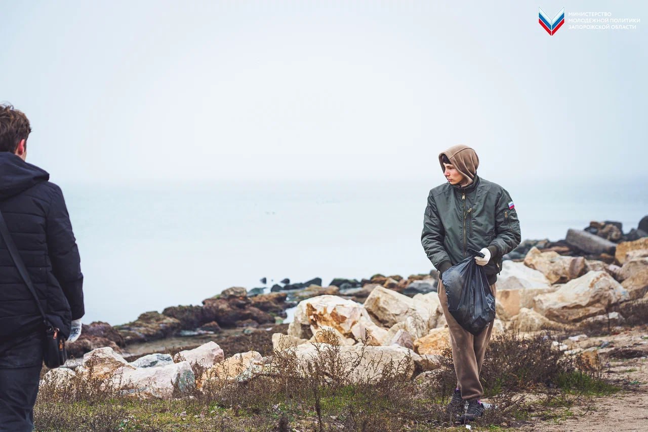 Представители «Экосистемы» и «Арт Юга» провели субботник в Бердянске Представители «Экосистемы» и «Арт Юга» провели субботник в Бердянске