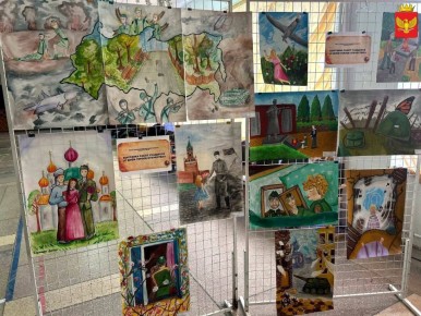 Дети рисуют память.... В фойе Приморского Дома культуры стало тише и торжественней. Здесь поселились краски и мысли, которые сложно выразить словами