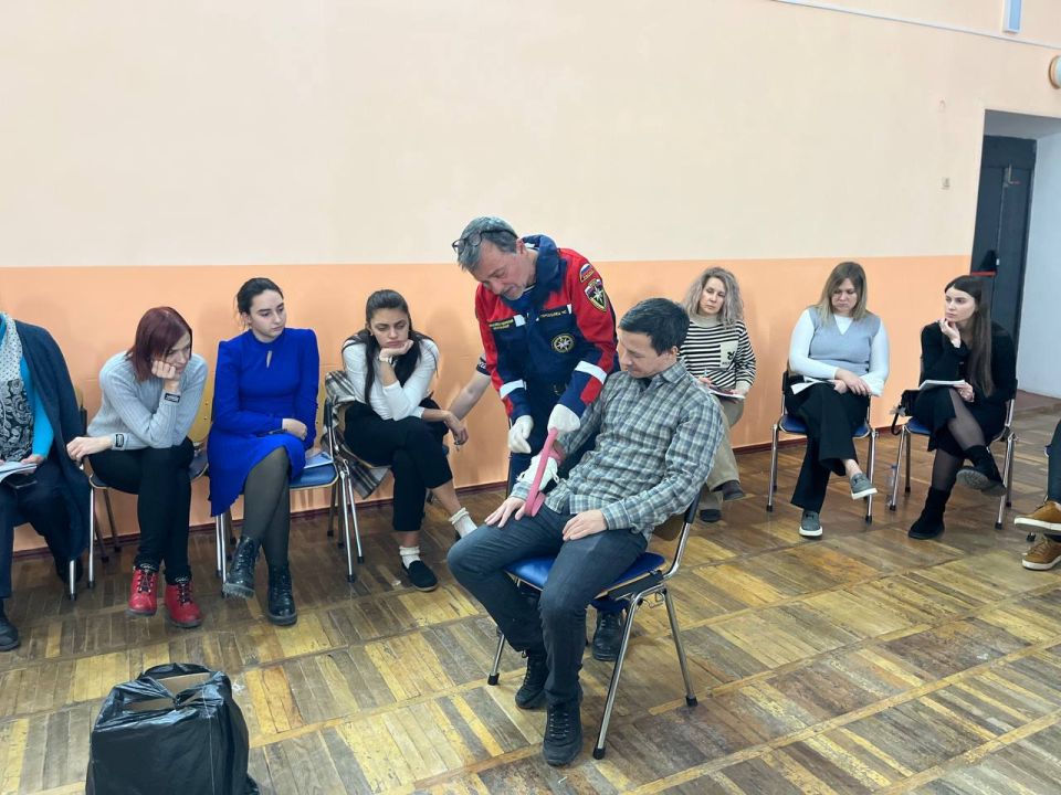 Добровольцы Запорожского регионального отделения ВСКС провели мастер-класс по оказанию первой помощи для сотрудников ГБУ ОО ЗО «Средняя общеобразовательная школа №11» города Бердянск Добровольцы Запорожского регионального отделения ВСКС провели мастер-класс по оказанию первой помощи для сотрудников ГБУ ОО ЗО «Средняя общеобразовательная школа №11» города Бердянск