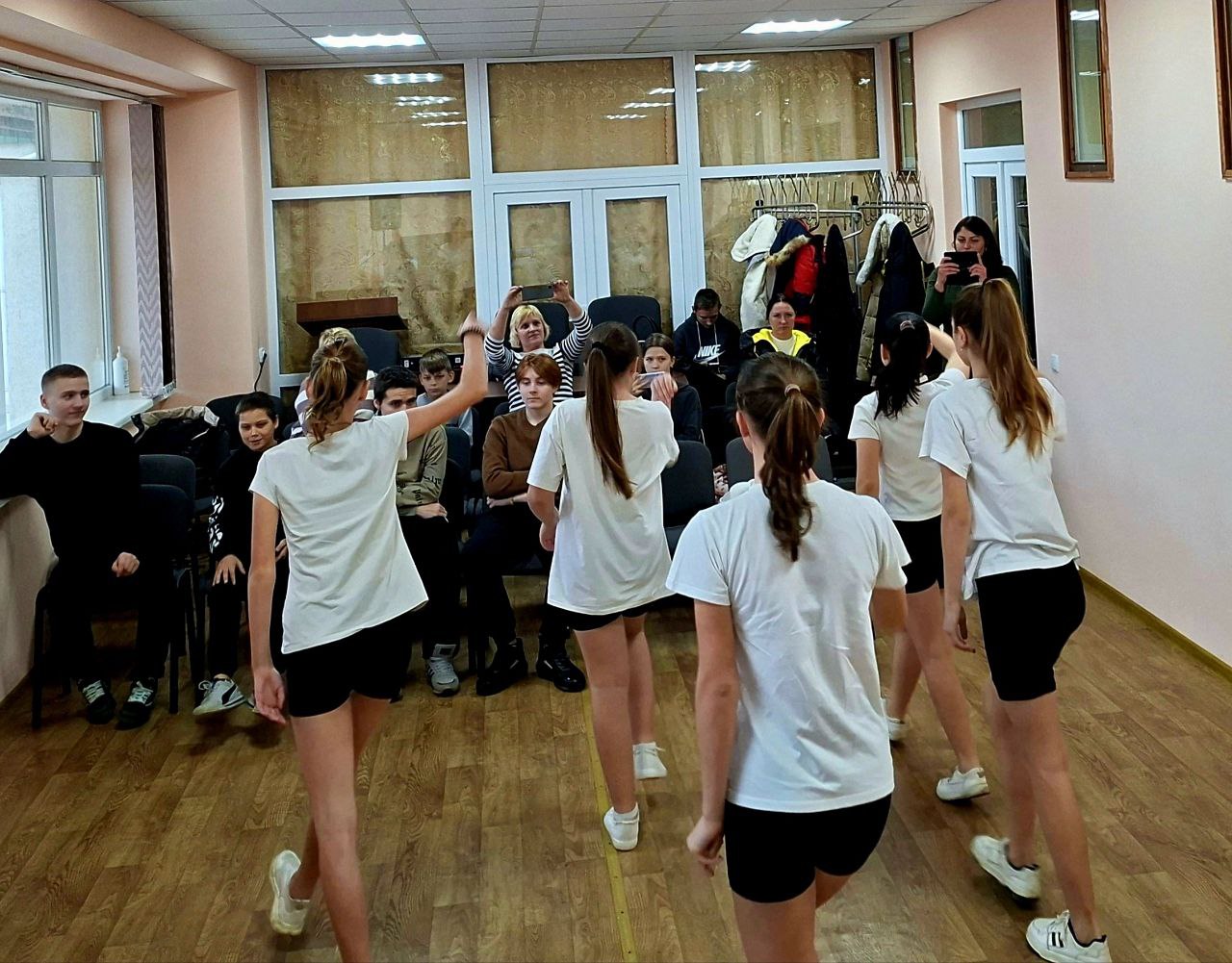 30 ноября в Александровском сельском доме культуры прошло тематическое мероприятие ко Дню Матери: «В ладонях матери — вся нежность мира» 30 ноября в Александровском сельском доме культуры прошло тематическое мероприятие ко Дню Матери: «В ладонях матери — вся нежность мира»