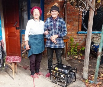 Бензиновый генератор подарили семье переселенцев из прифронтового села Мирное Токмакского муниципального округа