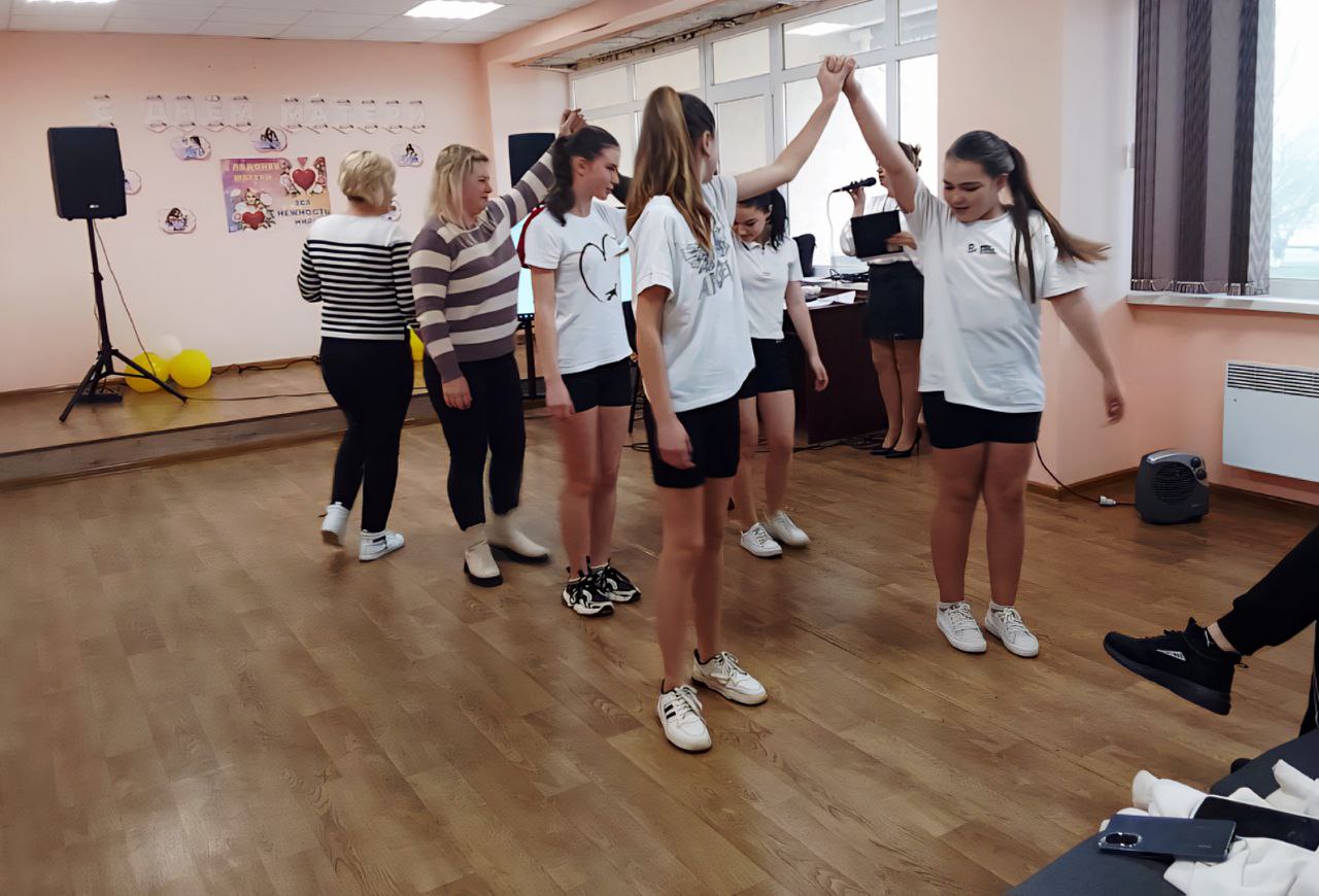 30 ноября в Александровском сельском доме культуры прошло тематическое мероприятие ко Дню Матери: «В ладонях матери — вся нежность мира» 30 ноября в Александровском сельском доме культуры прошло тематическое мероприятие ко Дню Матери: «В ладонях матери — вся нежность мира»