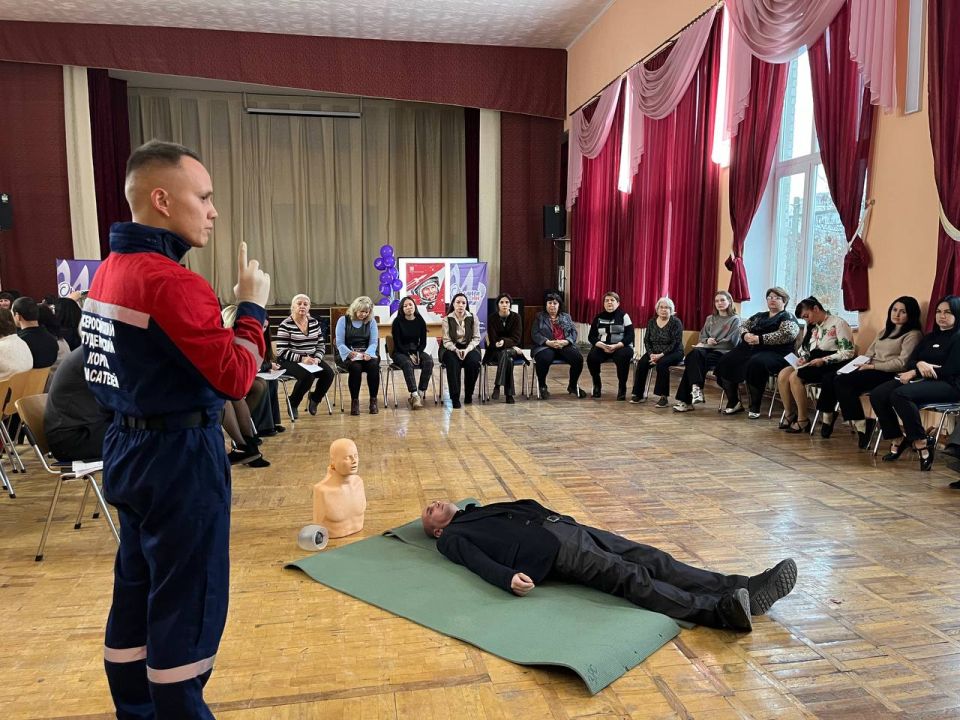Добровольцы Запорожского регионального отделения ВСКС провели мастер-класс по оказанию первой помощи для сотрудников ГБУ ОО ЗО «Средняя общеобразовательная школа №11» города Бердянск Добровольцы Запорожского регионального отделения ВСКС провели мастер-класс по оказанию первой помощи для сотрудников ГБУ ОО ЗО «Средняя общеобразовательная школа №11» города Бердянск