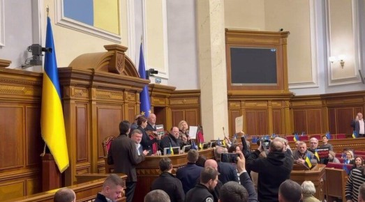 Пока Зеленский с Макроном, Залужный приехал в Киев, а в Раде рассыпаются «Слуги»