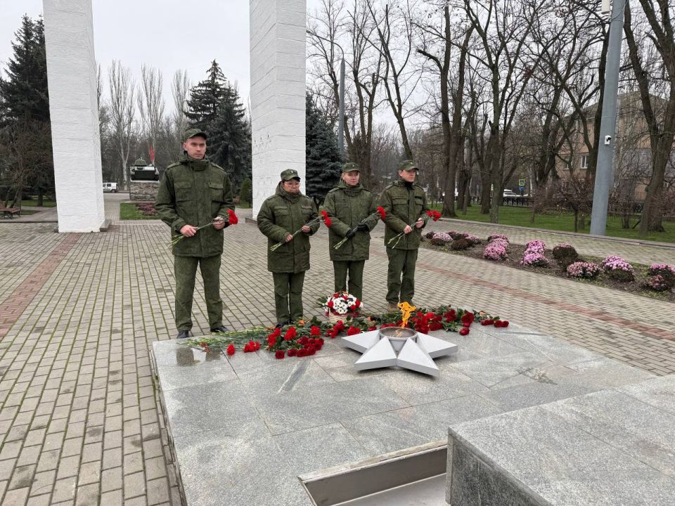 Сотрудники СК России по Запорожской области возложили цветы в память о неизвестном солдате