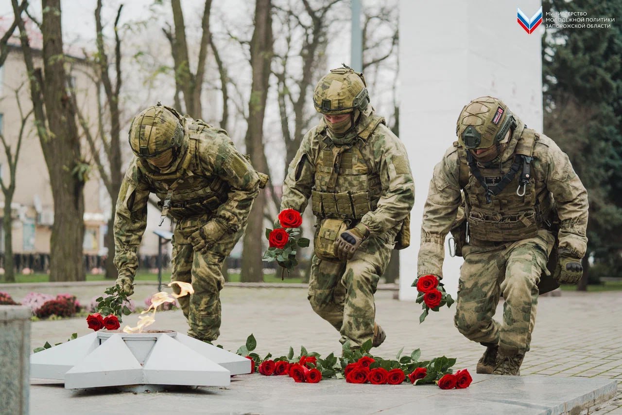 В День Неизвестного солдата в Мелитополе состоялось возложение цветов к Вечному огню В День Неизвестного солдата в Мелитополе состоялось возложение цветов к Вечному огню