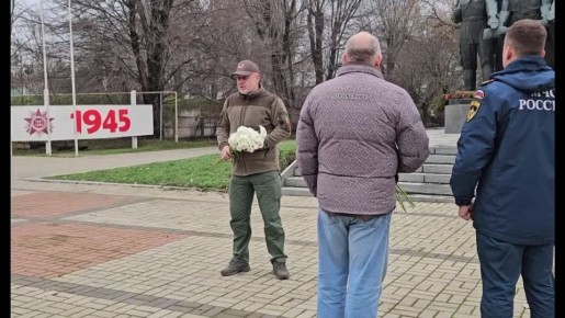 Михайловка помнит героев. В День Неизвестного Солдата на центральной площади Михайловки состоялось возложение цветов к памятнику «Клятва»