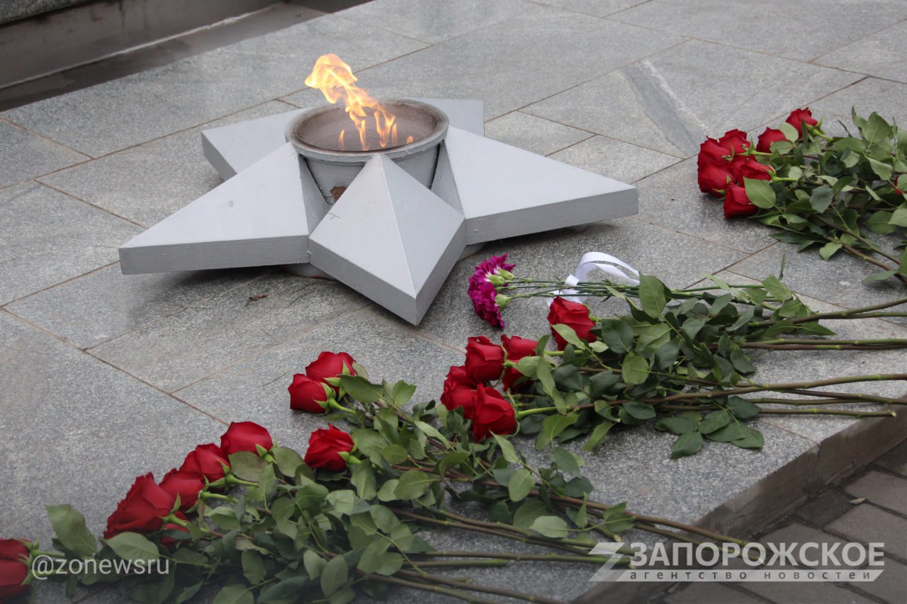 Волонтеры Победы ко Дню Неизвестного Солдата возложили цветы у Братской могилы в Мелитополе Волонтеры Победы ко Дню Неизвестного Солдата возложили цветы у Братской могилы в Мелитополе