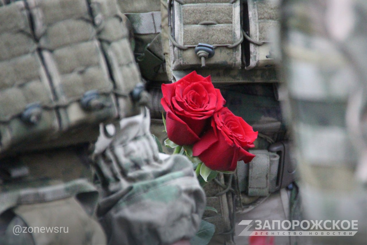 Волонтеры Победы ко Дню Неизвестного Солдата возложили цветы у Братской могилы в Мелитополе Волонтеры Победы ко Дню Неизвестного Солдата возложили цветы у Братской могилы в Мелитополе