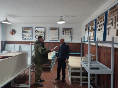 В школе с. Остриковка своими силами отремонтируют класс трудового обучения