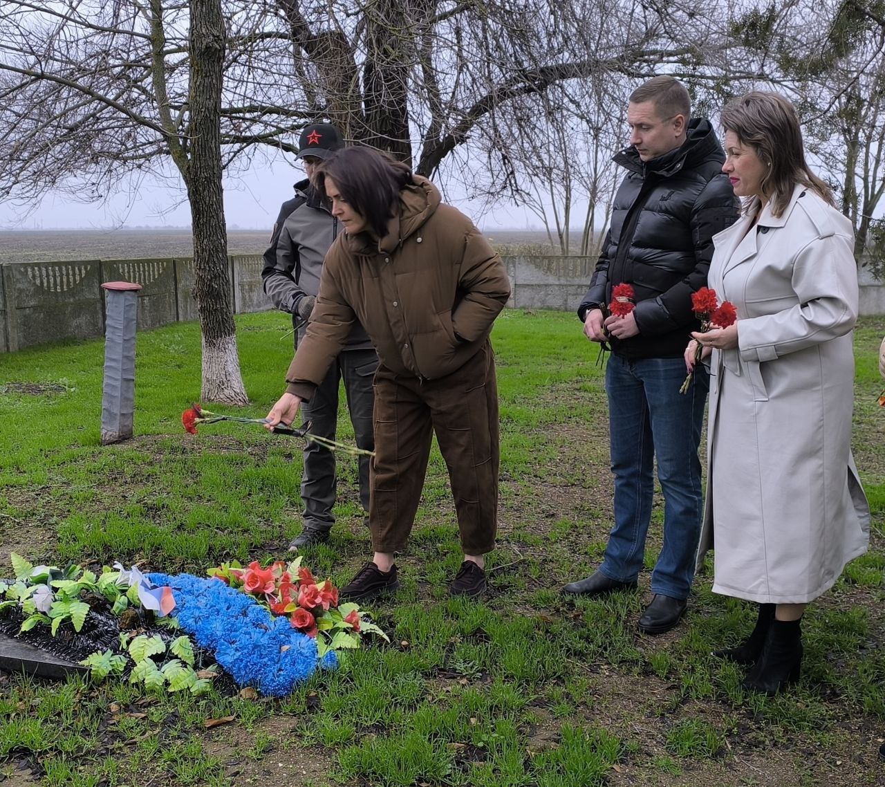 «Имя твое неизвестно, подвиг твой бессмертный» — это всё, что написано на могильной плите «Имя твое неизвестно, подвиг твой бессмертный» — это всё, что написано на могильной плите