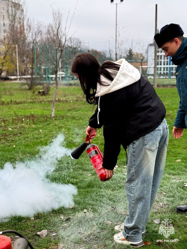 Профилактика пожарной безопасности в Токмаке: инспекторы МЧС России провели занятие для школьников Профилактика пожарной безопасности в Токмаке: инспекторы МЧС России провели занятие для школьников