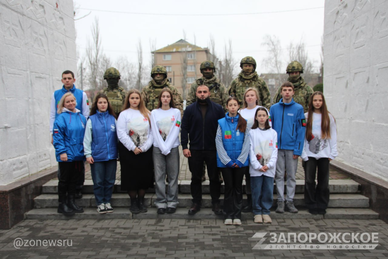 Волонтеры Победы ко Дню Неизвестного Солдата возложили цветы у Братской могилы в Мелитополе Волонтеры Победы ко Дню Неизвестного Солдата возложили цветы у Братской могилы в Мелитополе