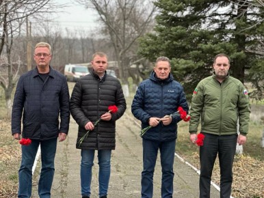 Сегодня, в День Неизвестного солдата, мы отдаем долг памяти героям, кто отдал свою жизнь за Родину, защищая ее свободу и независимость