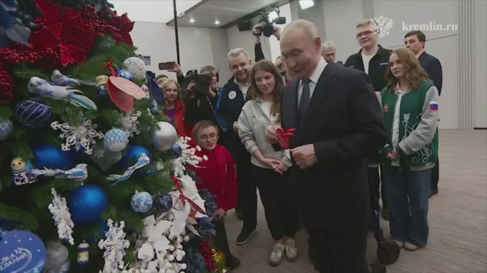 Президент России принял участие в акции «Ёлка желаний» в Национальном центре «Россия»