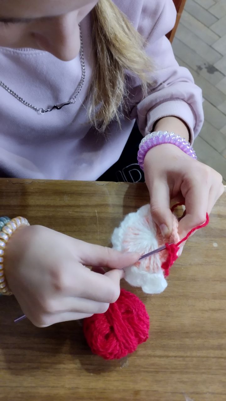 В Приазовском ДК на кружке "вязание крючком " начинаем готовиться к Новому году В Приазовском ДК на кружке "вязание крючком " начинаем готовиться к Новому году