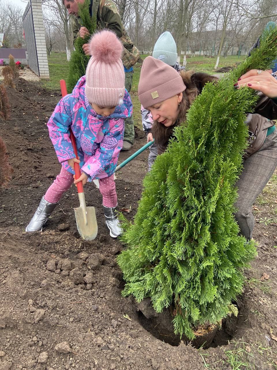 Сотрудники Министерства природных ресурсов и экологии Республики Дагестан проявили инициативу, подарив декоративные деревья для благоустройства братской могилы в селе Любимовке Сотрудники Министерства природных ресурсов и экологии Республики Дагестан проявили инициативу, подарив декоративные деревья для благоустройства братской могилы в селе Любимовке