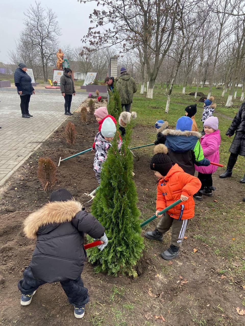 Сотрудники Министерства природных ресурсов и экологии Республики Дагестан проявили инициативу, подарив декоративные деревья для благоустройства братской могилы в селе Любимовке Сотрудники Министерства природных ресурсов и экологии Республики Дагестан проявили инициативу, подарив декоративные деревья для благоустройства братской могилы в селе Любимовке