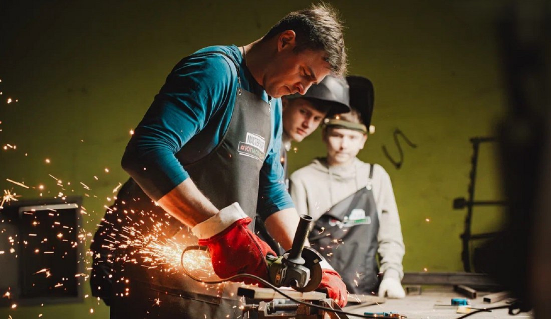 Молодежь осваивает столярное дело