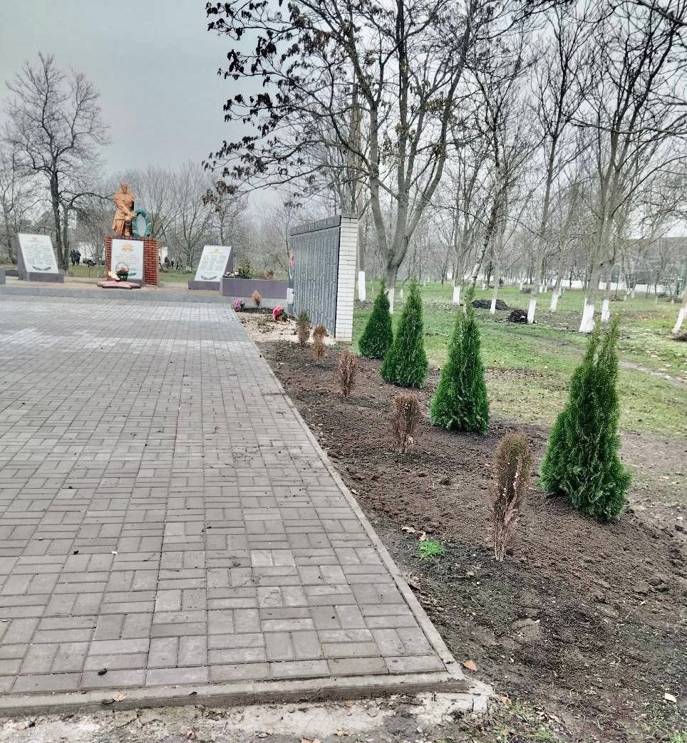 Сотрудники Министерства природных ресурсов и экологии Республики Дагестан проявили инициативу, подарив декоративные деревья для благоустройства братской могилы в селе Любимовке Сотрудники Министерства природных ресурсов и экологии Республики Дагестан проявили инициативу, подарив декоративные деревья для благоустройства братской могилы в селе Любимовке