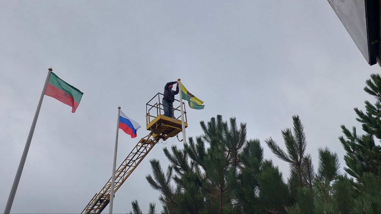 В Кирилловке обновили флаги В Кирилловке обновили флаги