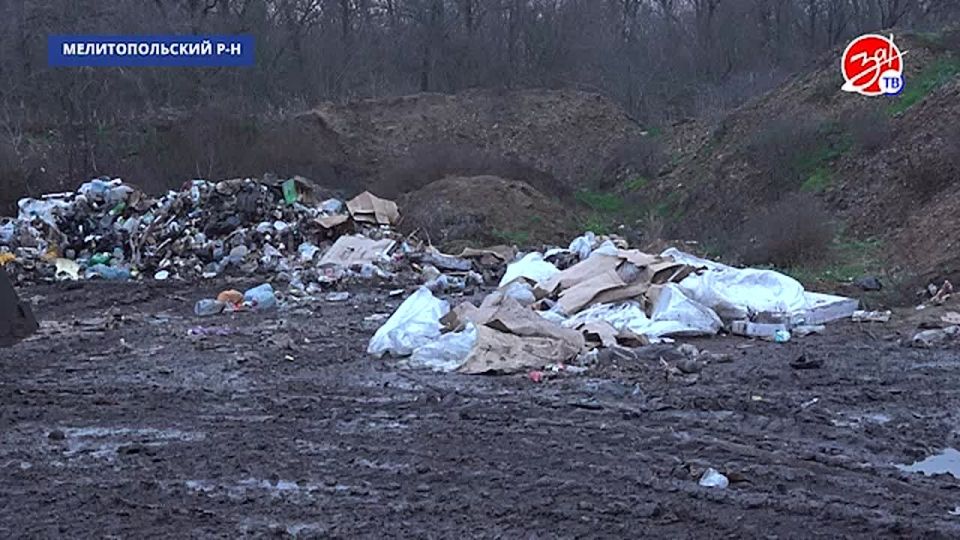 На месте завершившихся дорожных ремонтных работ жители Мирненского территориального округа устроили несанкционированную свалку
