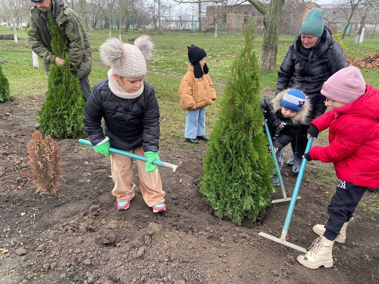 Сотрудники Министерства природных ресурсов и экологии Республики Дагестан проявили инициативу, подарив декоративные деревья для благоустройства братской могилы в селе Любимовке Сотрудники Министерства природных ресурсов и экологии Республики Дагестан проявили инициативу, подарив декоративные деревья для благоустройства братской могилы в селе Любимовке