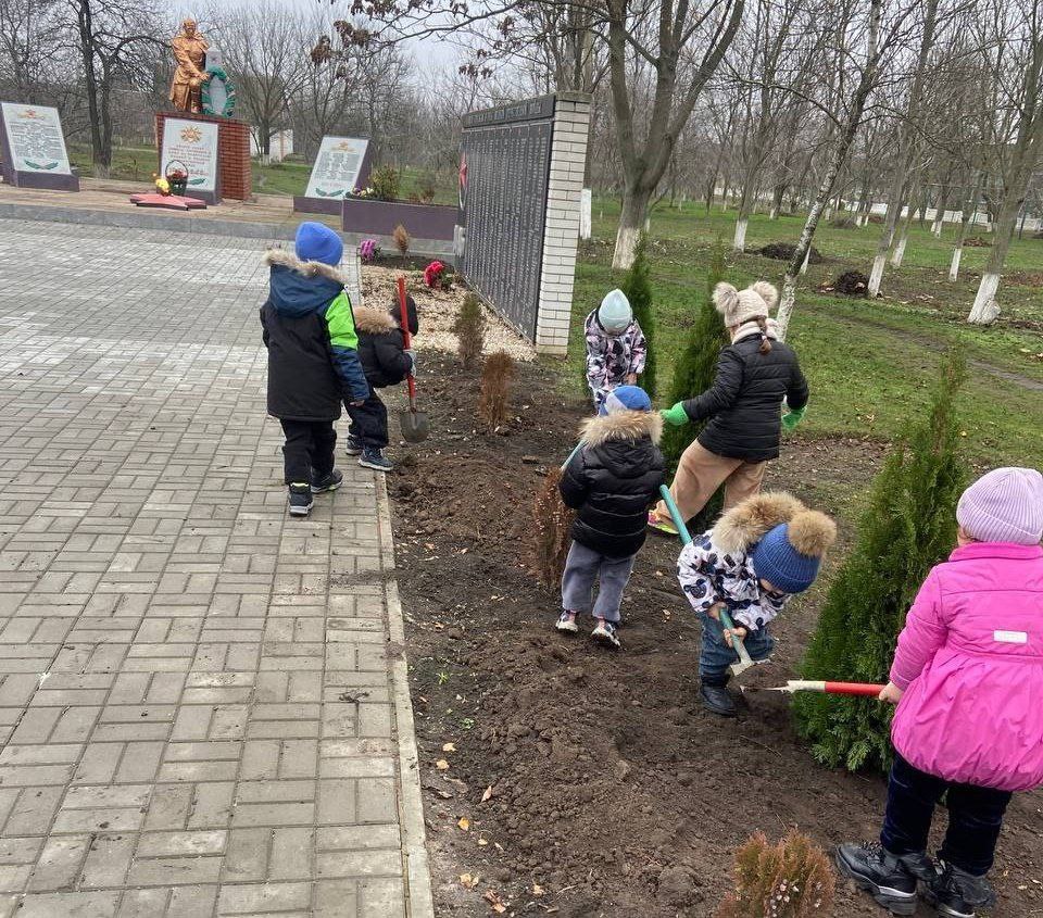Сотрудники Министерства природных ресурсов и экологии Республики Дагестан проявили инициативу, подарив декоративные деревья для благоустройства братской могилы в селе Любимовке Сотрудники Министерства природных ресурсов и экологии Республики Дагестан проявили инициативу, подарив декоративные деревья для благоустройства братской могилы в селе Любимовке