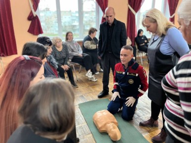 Бердянские добровольцы провели мастер-класс по оказанию первой помощи для школьного коллектива